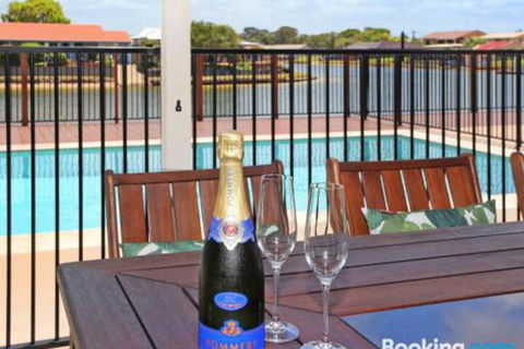 Schirrmann 56 Four Bedroom Home On Canal With Pool Pontoon Aircon & WiFi! - Goulburn Accommodation 5