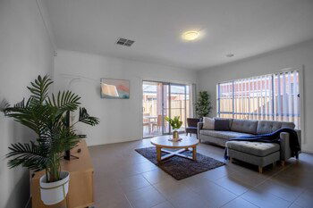 Big Family Fun@ 4 Bedrooms House In Point Cook - Goulburn Accommodation 0