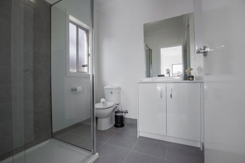 Big Family Fun@ 4 Bedrooms House In Point Cook - Goulburn Accommodation 4