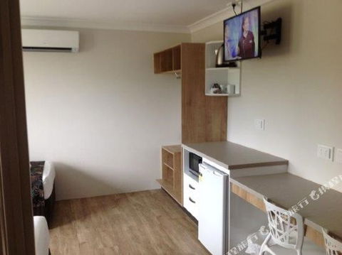 BEST WESTERN CASTLE LODGE MOTEL - Goulburn Accommodation 0