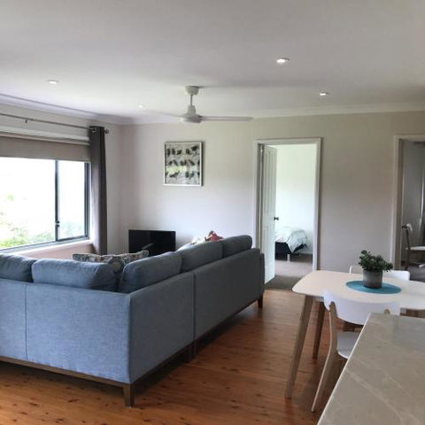 WAVES At MOLLYMOOK - Goulburn Accommodation 2