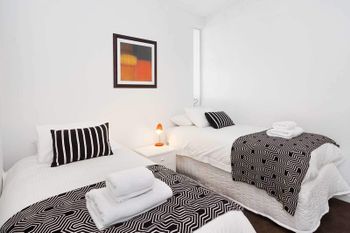 Executive Bay Views St. Kilda - Goulburn Accommodation 4