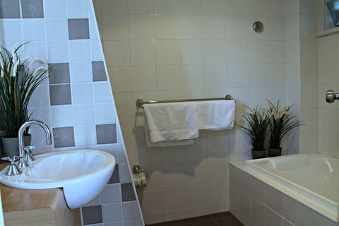 Adelaide DressCircle Apartments - Ward St - Goulburn Accommodation 0