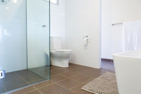 Beach & Bay Holiday House - Goulburn Accommodation 2