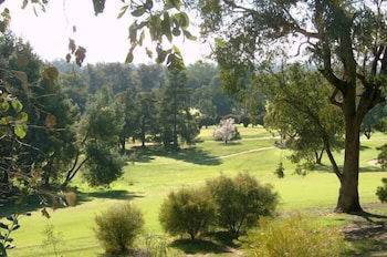 Commercial Golf Resort - Goulburn Accommodation 1