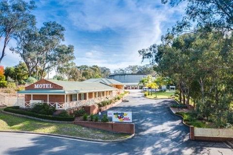 Commercial Golf Resort - Goulburn Accommodation 0