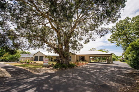 Alexander Cameron Suites - Goulburn Accommodation 3