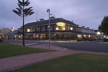 Grand Tasman Hotel - Goulburn Accommodation 0
