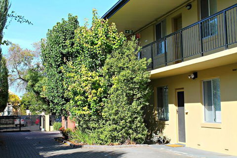 Adelaide DressCircle Apartments Childers Street - Goulburn Accommodation 4