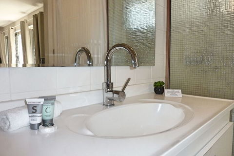 Jadran Motel & El Jays Holiday Lodge - Goulburn Accommodation 7