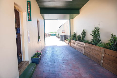 Elm Court Motel - Goulburn Accommodation 4