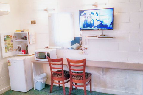 A & A Lodge Motel Emerald - Goulburn Accommodation 6