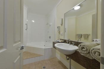 Golden Guitar Motor Inn - Goulburn Accommodation 5