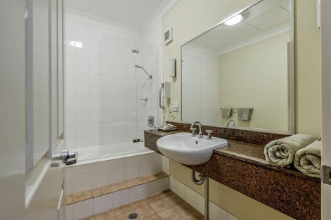 Golden Guitar Motor Inn - Goulburn Accommodation 2