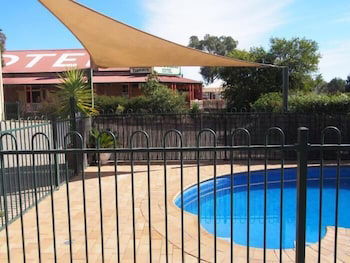 Golden Guitar Motor Inn - Goulburn Accommodation 0