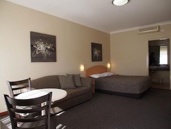 Golden Guitar Motor Inn - Goulburn Accommodation 4