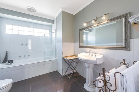 Amelina Cottages - Goulburn Accommodation 6