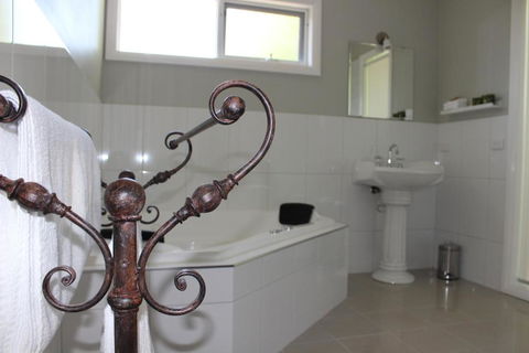 Amelina Cottages - Goulburn Accommodation 3