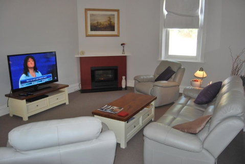 Jacaranda Cottage - Goulburn Accommodation 1