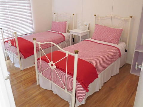 The Little Red Hen Bed & Breakfast - Goulburn Accommodation 0