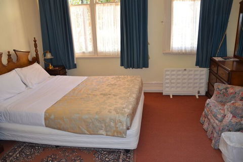 Leura House - Goulburn Accommodation 3