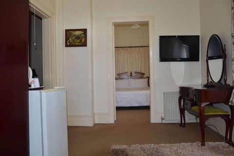 Leura House - Goulburn Accommodation 1