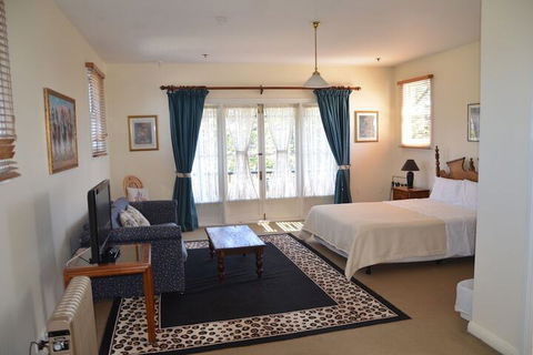 Leura House - Goulburn Accommodation 7