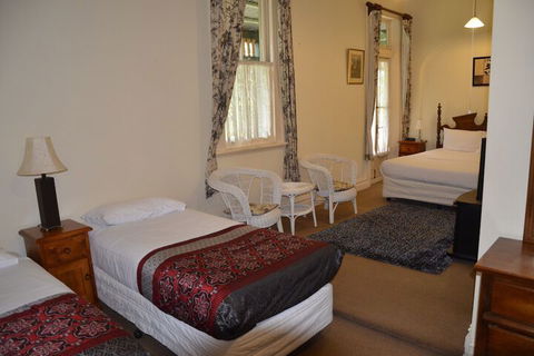 Leura House - Goulburn Accommodation 5