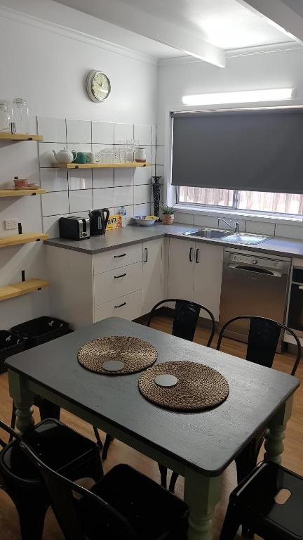 At Home Apartments - Goulburn Accommodation 5
