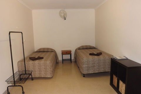 Derby Lodge Self Contained Apartments - Goulburn Accommodation 3