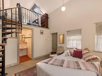 Victoria House - Goulburn Accommodation 1