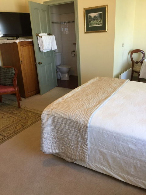 Victoria House - Goulburn Accommodation 5