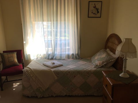 Victoria House - Goulburn Accommodation 4