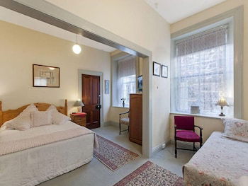 Victoria House - Goulburn Accommodation 2