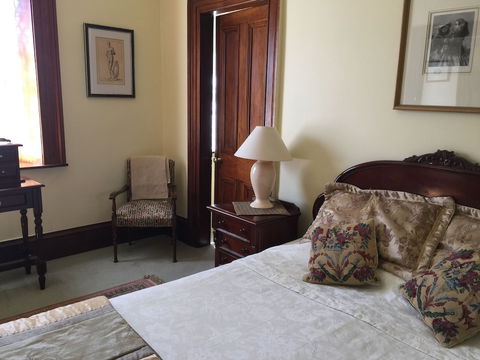 Victoria House - Goulburn Accommodation 3