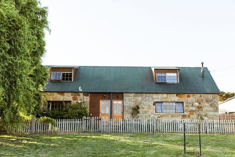 Daisy Bank Cottages - Goulburn Accommodation 7