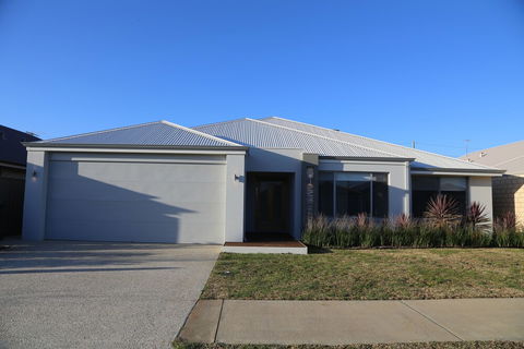Rainbow Dream House PERTH Holiday Home - Goulburn Accommodation 0