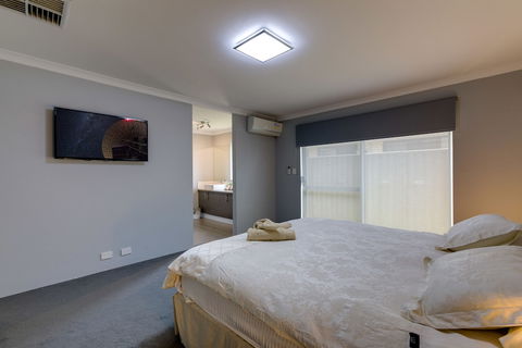 Rainbow Dream House PERTH Holiday Home - Goulburn Accommodation 2
