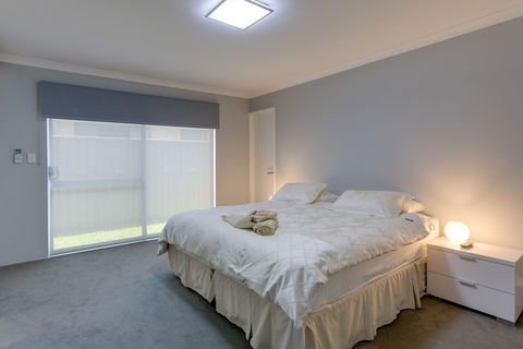 Rainbow Dream House PERTH Holiday Home - Goulburn Accommodation 6