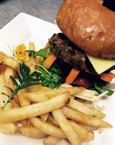 Bittersweet Symphony - Goulburn Accommodation 5