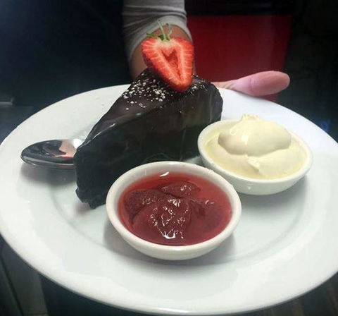 The Apple Tree Cafe - Goulburn Accommodation 9