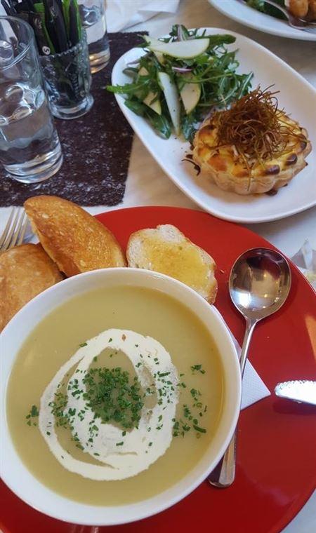 The Apple Tree Cafe - Goulburn Accommodation 11