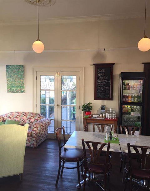 The Apple Tree Cafe - Goulburn Accommodation 8