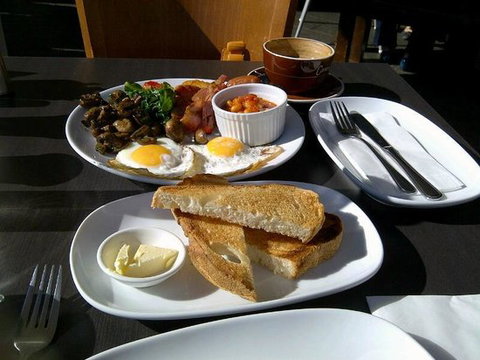 Zebra Lounge - Goulburn Accommodation 0