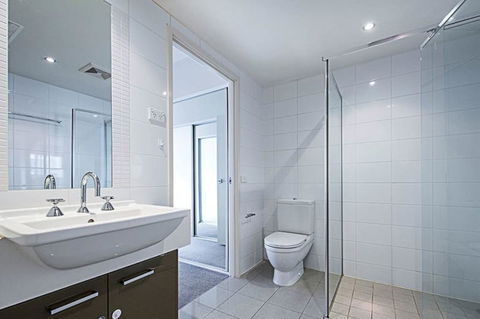 Spacious 1BR Stylish New Acton Apartment +Parking - Goulburn Accommodation 9