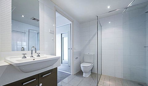Spacious 1BR Stylish New Acton Apartment +Parking - Goulburn Accommodation 3