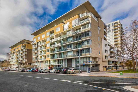 Spacious 1BR Stylish New Acton Apartment +Parking - Goulburn Accommodation 13
