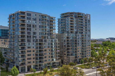 Spacious 1BR Stylish New Acton Apartment +Parking - Goulburn Accommodation 12