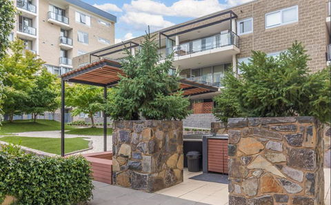 Spacious 1BR Stylish New Acton Apartment +Parking - Goulburn Accommodation 1
