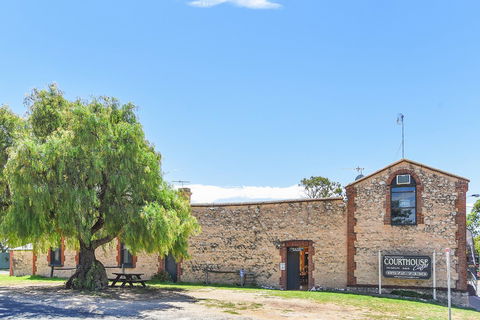 Wellington Courthouse - Goulburn Accommodation 8